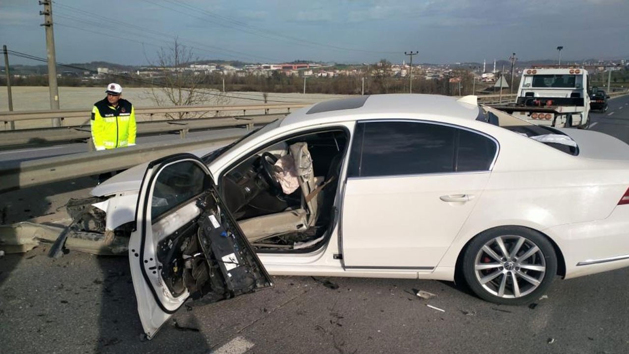 Otomobil bariyere ok gibi saplandı