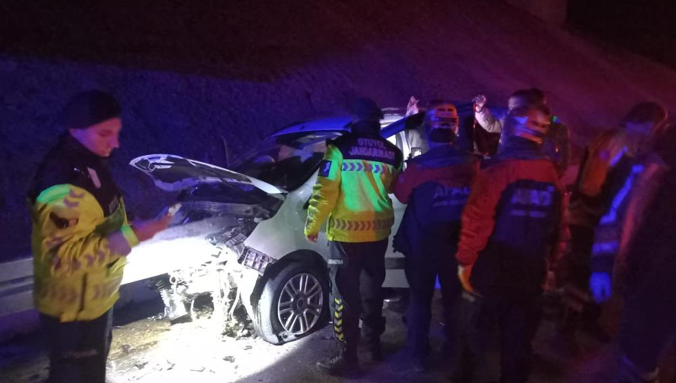 Otomobil bariyere ok gibi saplandı