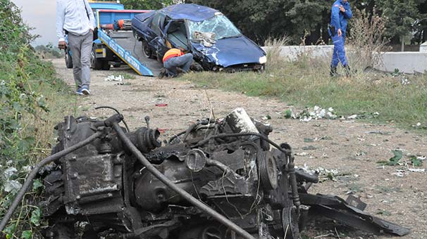 Otomobil, bariyerlere çarpıp, tarlaya uçtu: 3 kişi yaralı