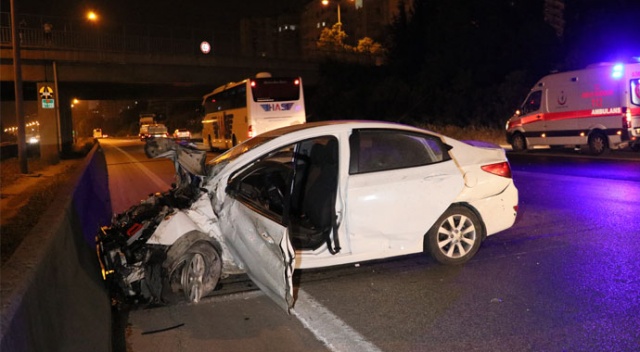 Otomobil bariyerlere çarptı: 1 kişi yaralandı