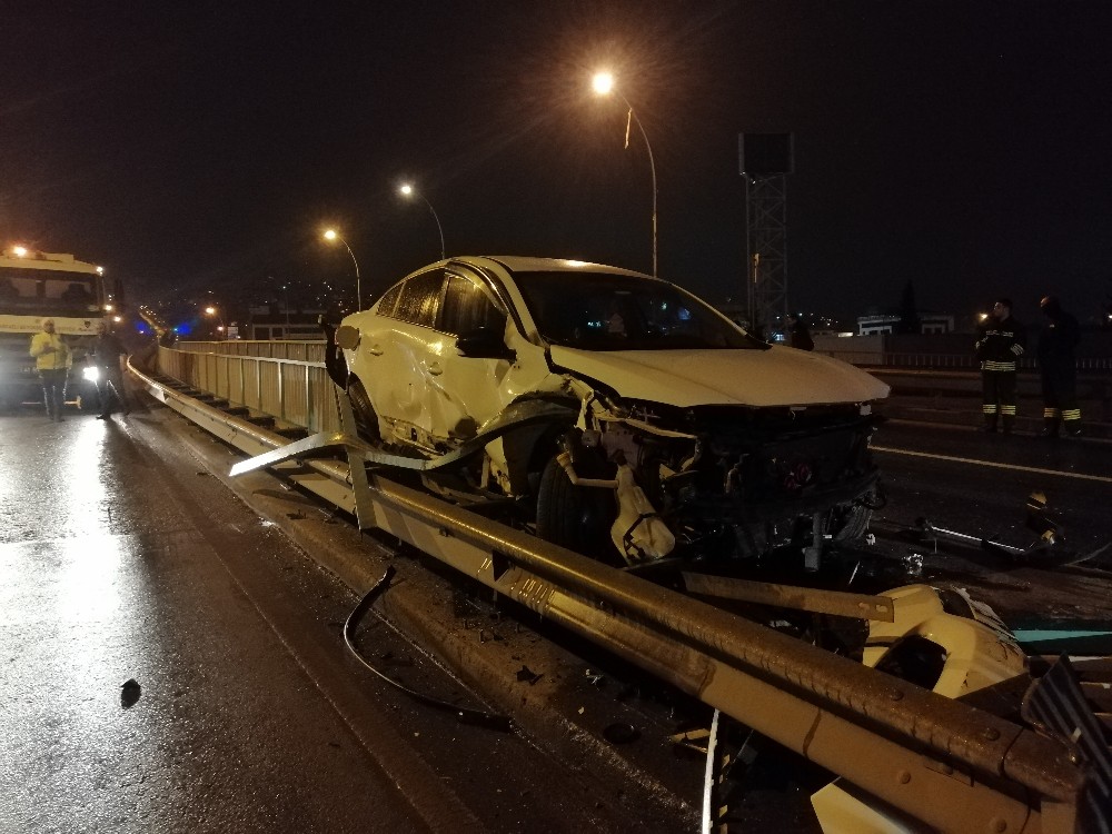 Otomobil bariyerlere çarptı: 1 yaralı 
