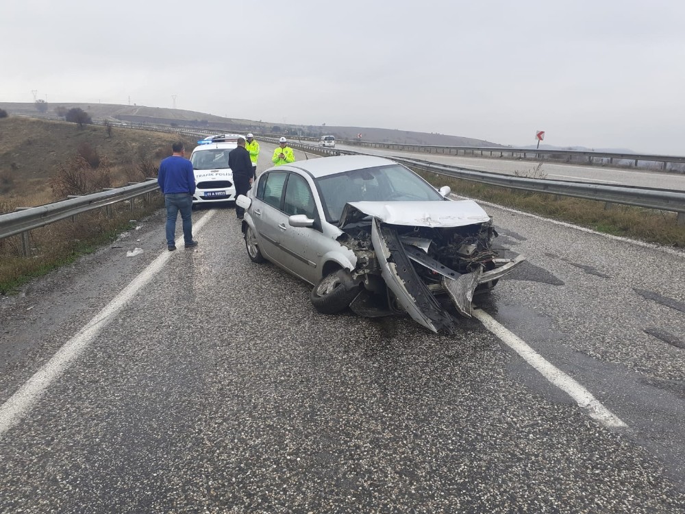 Otomobil bariyerlere çarptı 