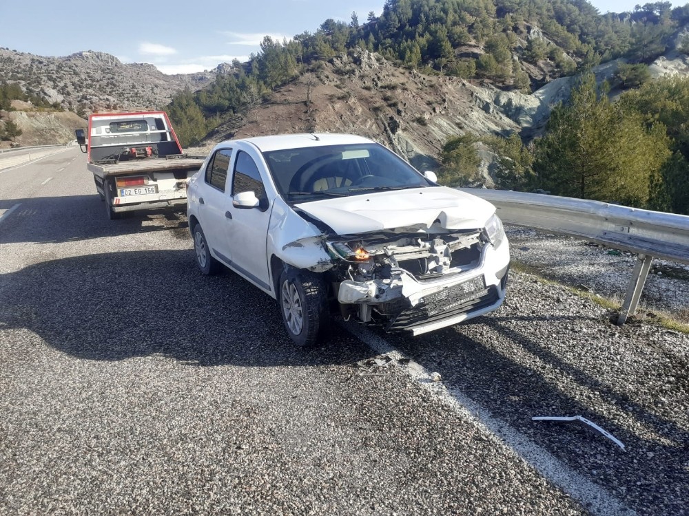 Otomobil bariyerlere çarptı 