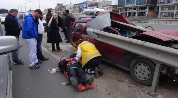 Yoldan çıkan otomobil kayaya çarptı: 2 yaralı