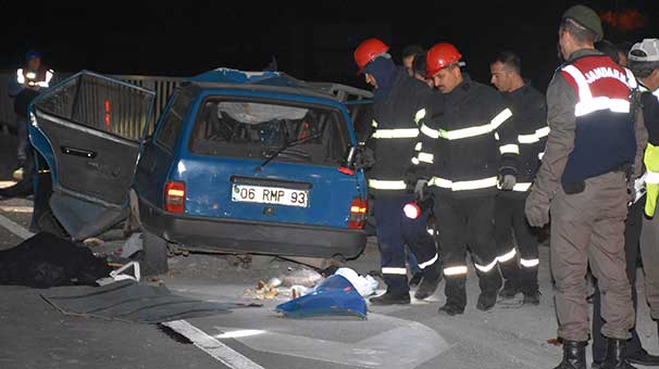 Otomobil bariyerlere çarptı: 3 kişi öldü