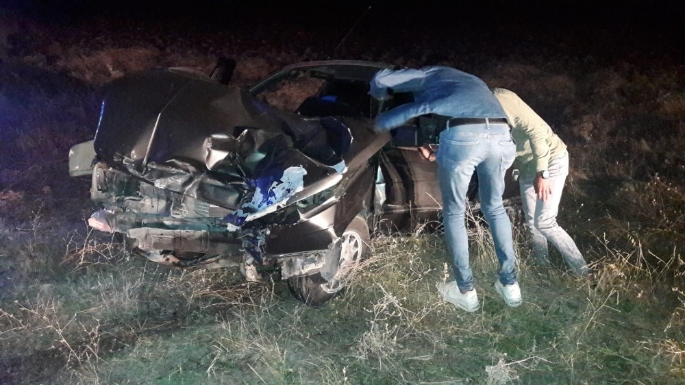 Otomobil bariyerlere çarptı, imdatlarına itfaiye yetişti 