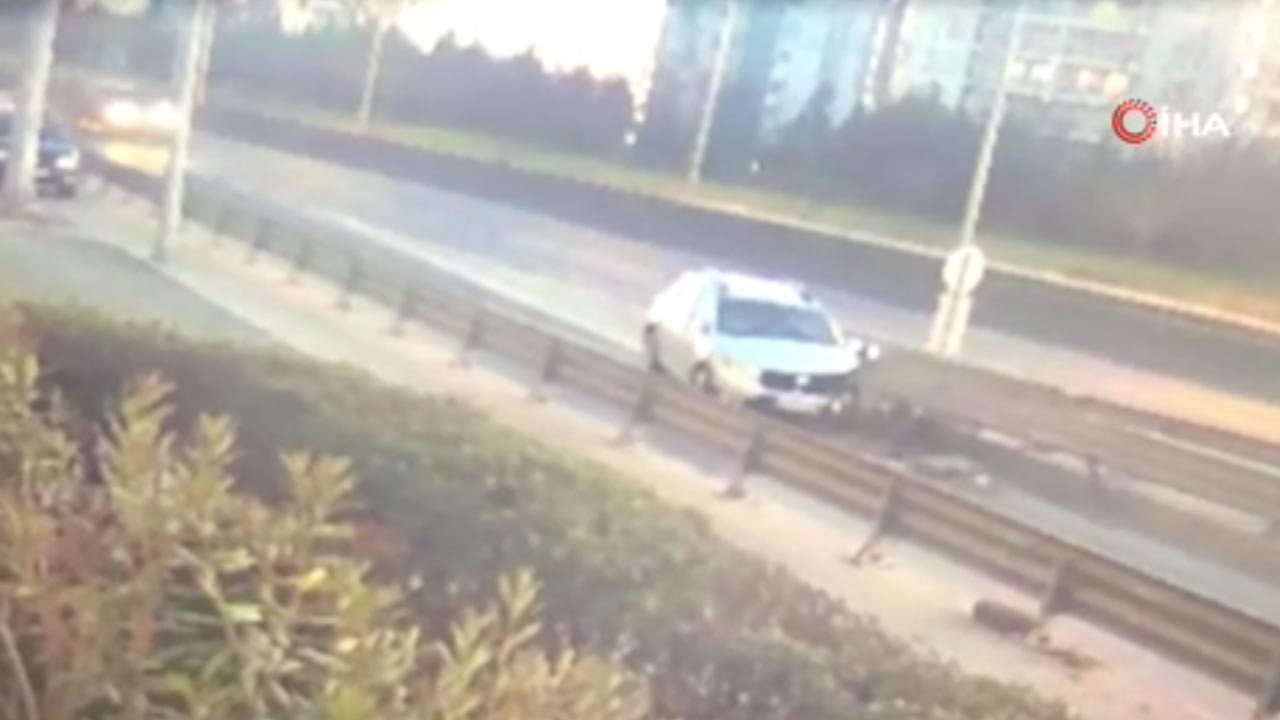 Otomobil bariyerlere ok gibi saplandı! O anlar kamerada
