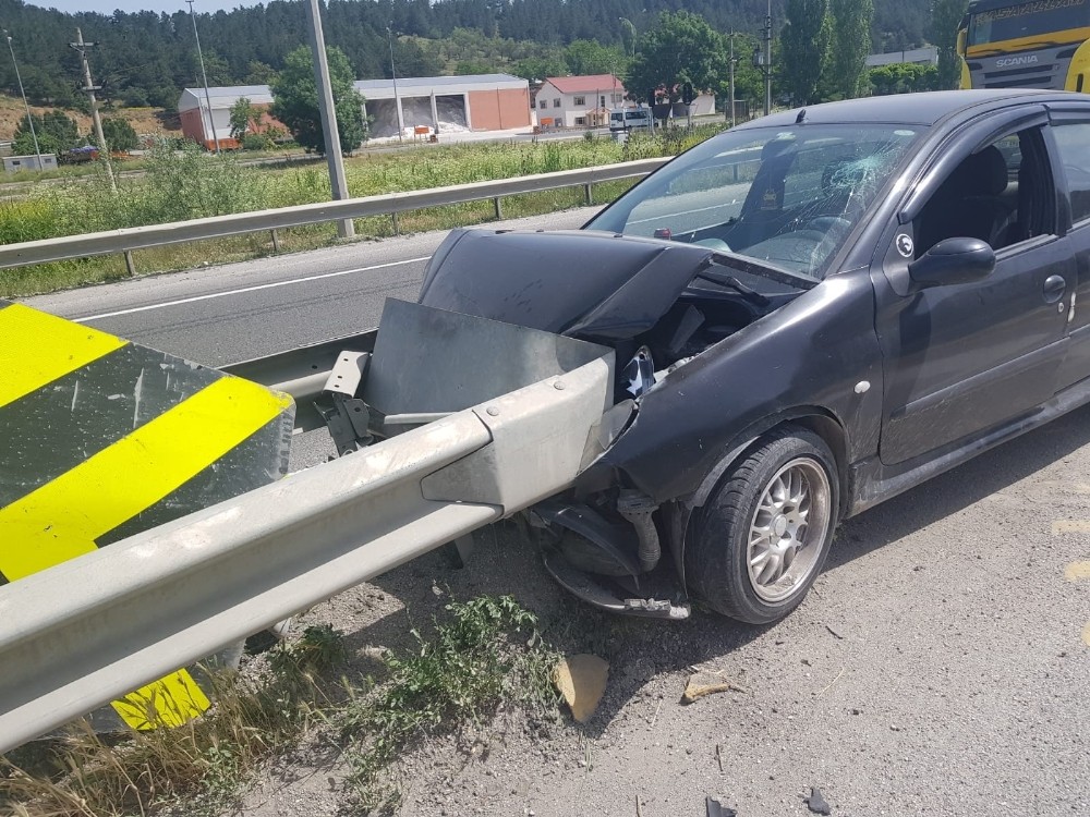Otomobil bariyerlere saplandı; 1 yaralı 