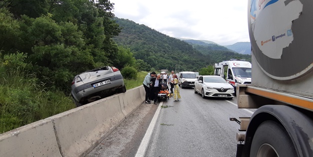 Otomobil beton bariyerlerin üzerine çıktı
