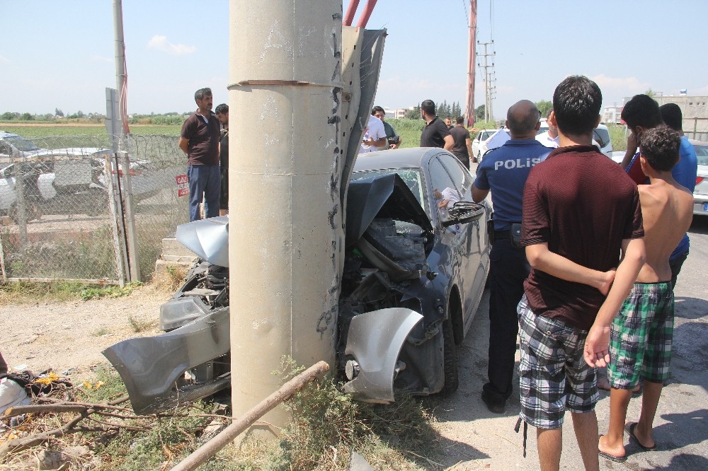 Otomobil beton direğe çarptı: 1 ölü, 2 yaralı 
