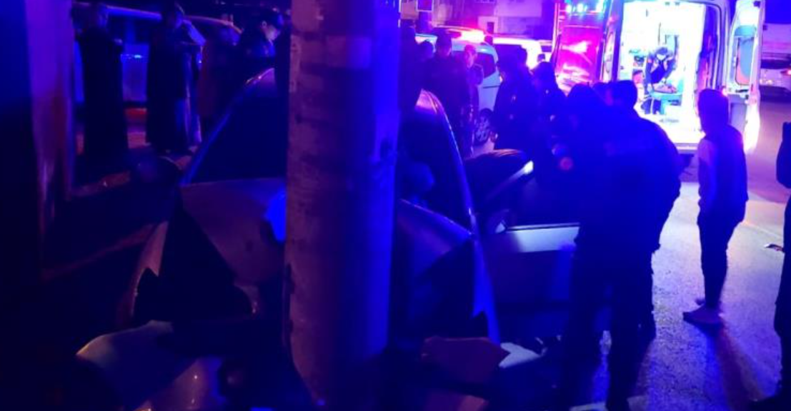 Otomobil beton elektrik direğine çarptı