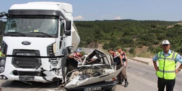 Otomobil beton mikserinin altına girdi: 1 ölü