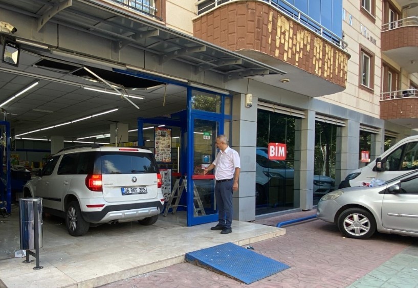 Otomobil BİM'e daldı! Vatandaşlar çekiliş var zannetti!