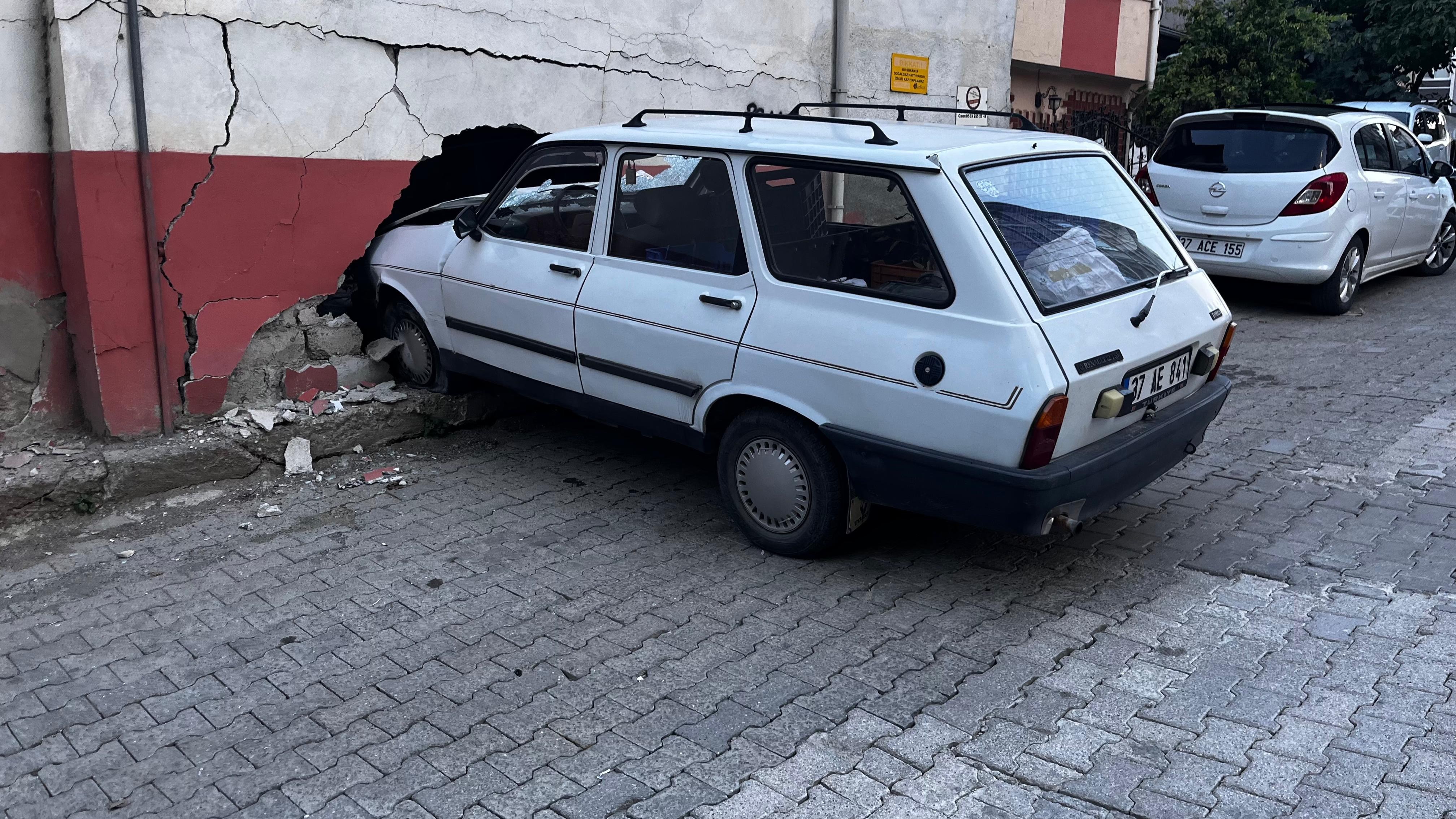 Otomobil binaya daldı