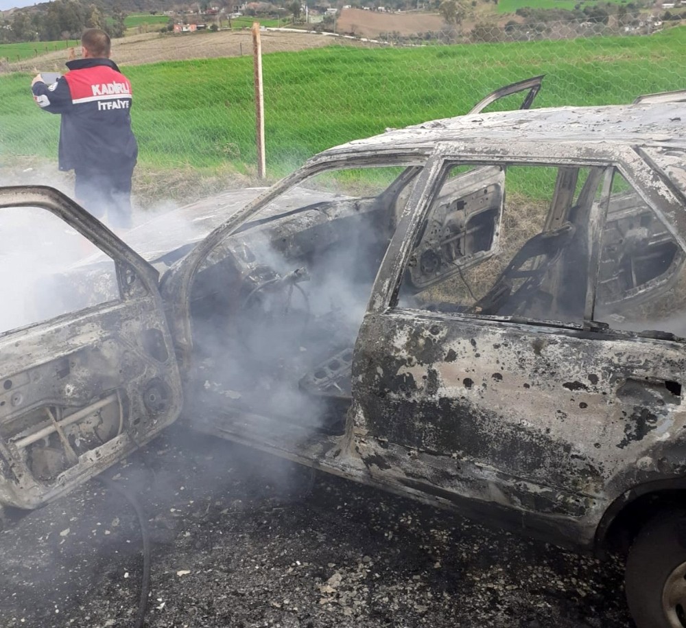 Otomobil bir anda alev aldı, sürücüsü son anda canını kurtardı 