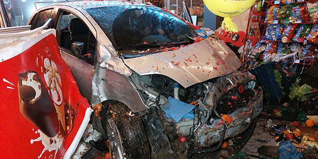 Otomobil bir dükkânın manav reyonuna böyle girdi