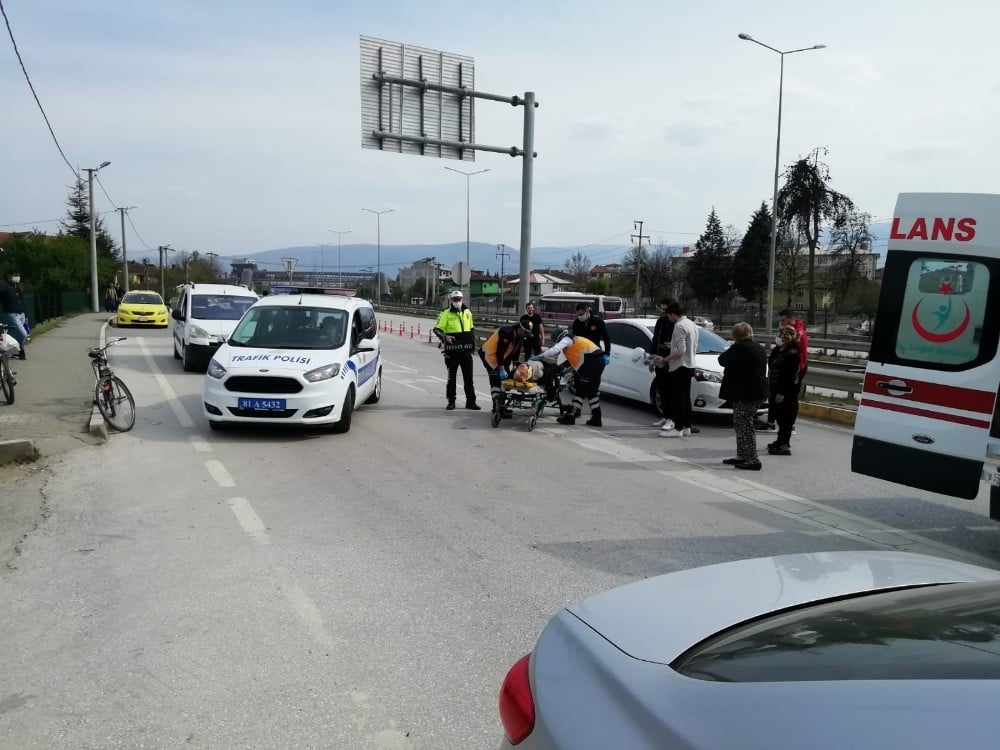 Otomobil bisikletliye çarptı 