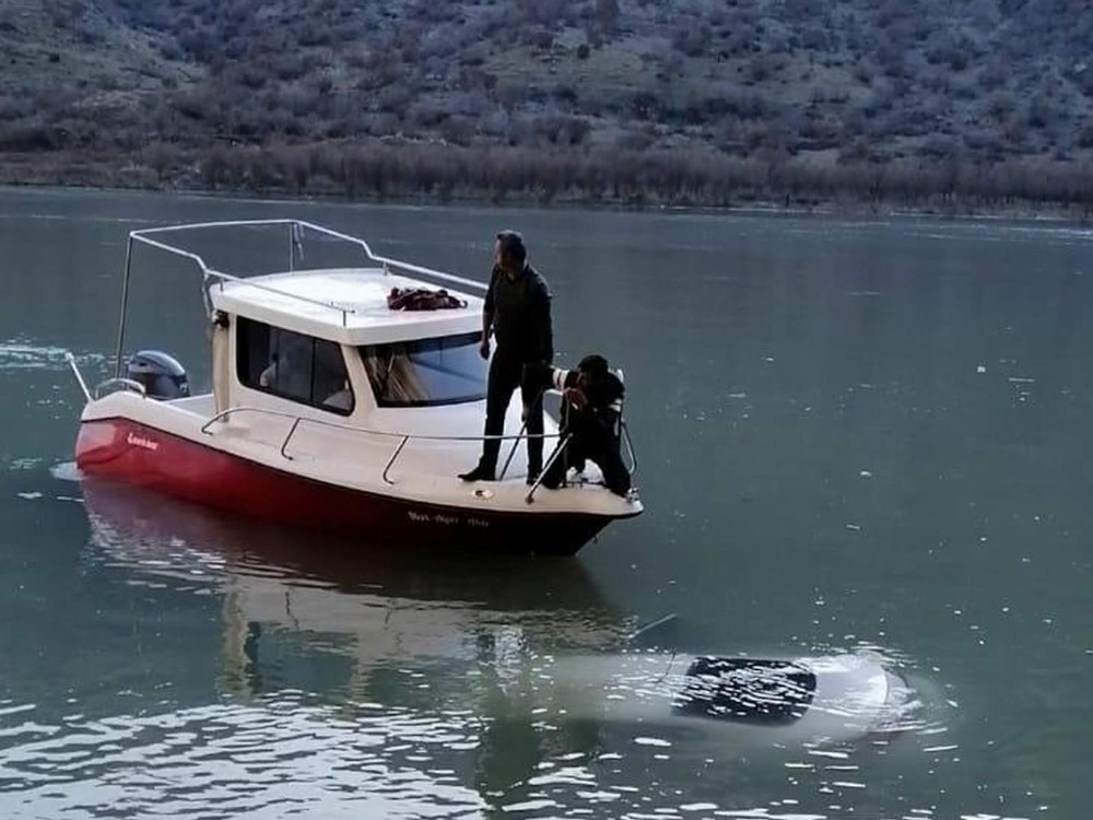Otomobil Botan Çayı’na uçtu, sürücü yüzerek kurtuldu 
