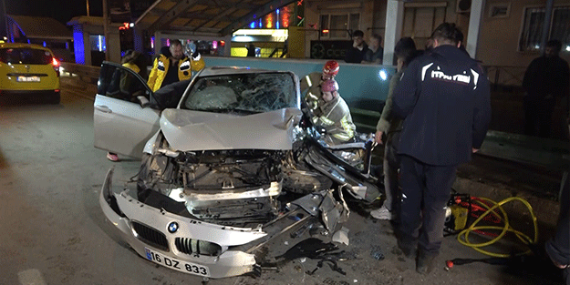Otomobil Bursaray’ın bariyerine çarptı: Sürücü araçta sıkıştı