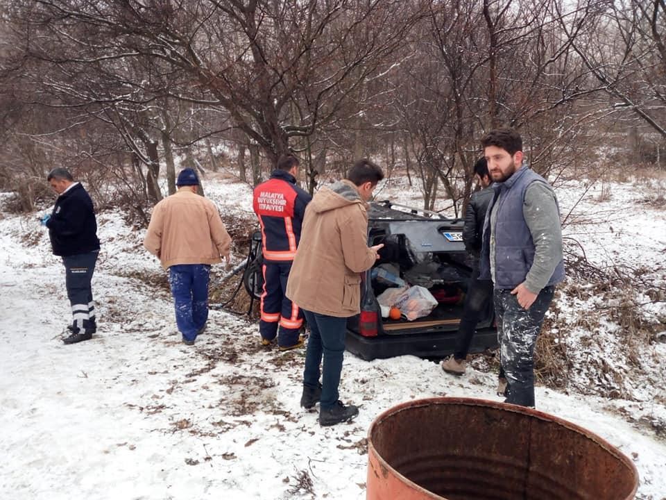 Otomobil buzlanan yolda kaza yaptı: 5 yaralı 
