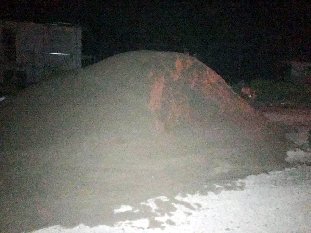 Otomobil çakıl yığınına çarptı,sürücü yaralandı 