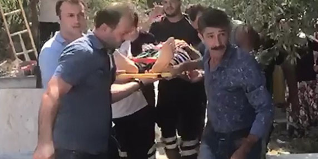 Otomobil çarpan bisiklet sürücüsü, mezarcının bahçesine uçtu