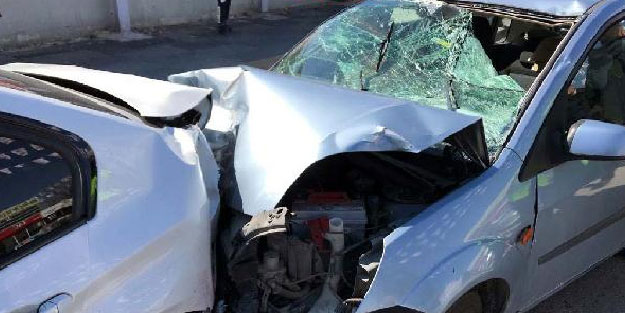 Otomobil çarpınca havalanıp, park halindeki aracın camından içeri girdi