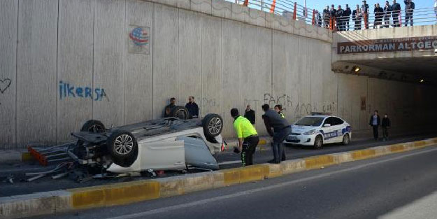 Otomobille çarpışan araç, üst geçitten düştü: 6 yaralı