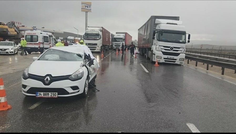 Otomobil çekiciye çarptı; 1 ölü, 2 yaralı 