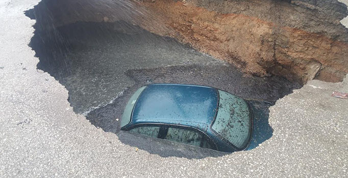 Otomobil çöken yoldaki çukura düştü