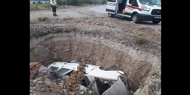 Otomobil çukura yuvarlandı, sürücü yaralı kurtuldu