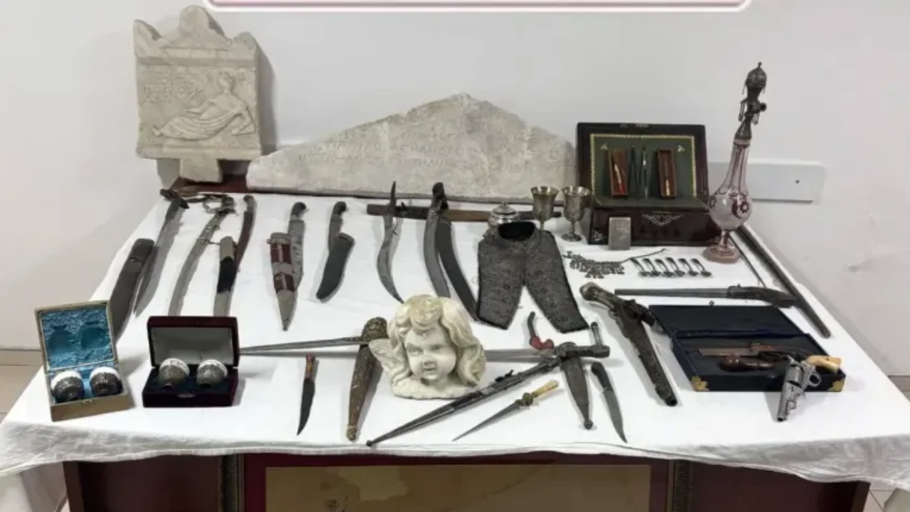 Otomobil değil adeta arkeoloji müzesi! Kaftandan kılıca her şey var…