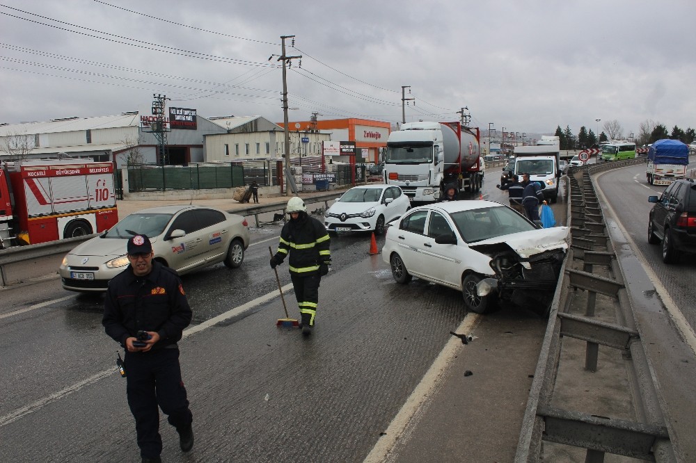 Otomobil demir bariyerlere çarptı: 1 yaralı 