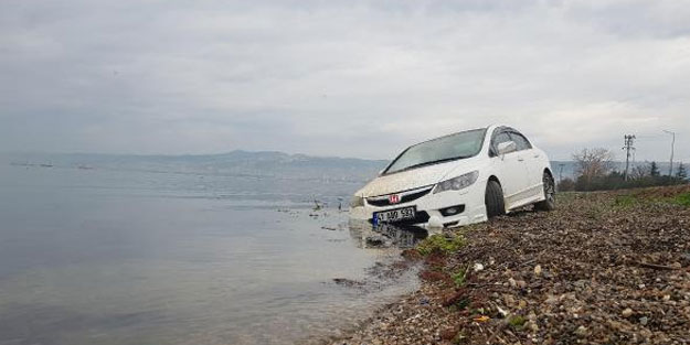 Otomobil, deniz kıyısında çamura saplanmış halde bulundu