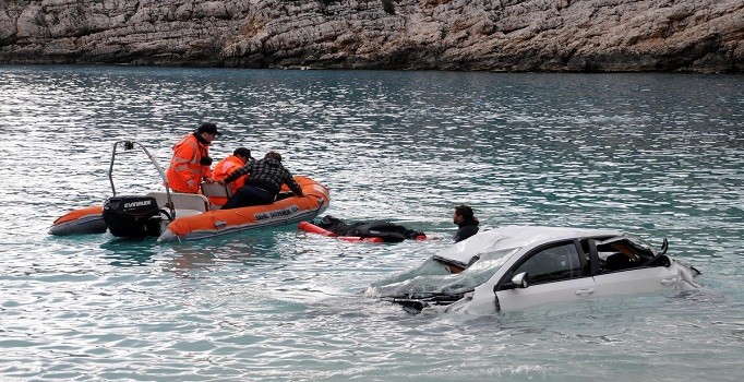 Otomobil denize devrildi: 1 ölü