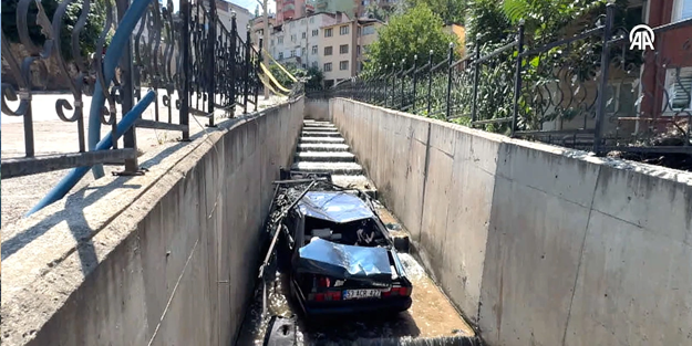 Otomobil dereye uçtu: İki kişi yaralandı