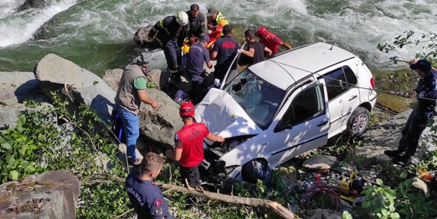 Otomobil dereye uçtu: Yaralılar var