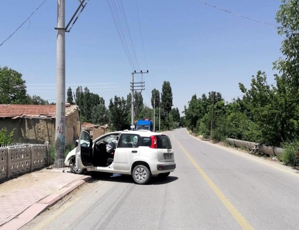 Otomobil direğe çarptı: 1 yaralı 