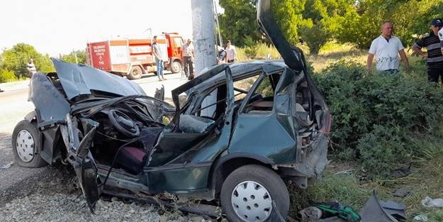 Otomobil durağa çarptı: 2'si ağır 5 yaralı