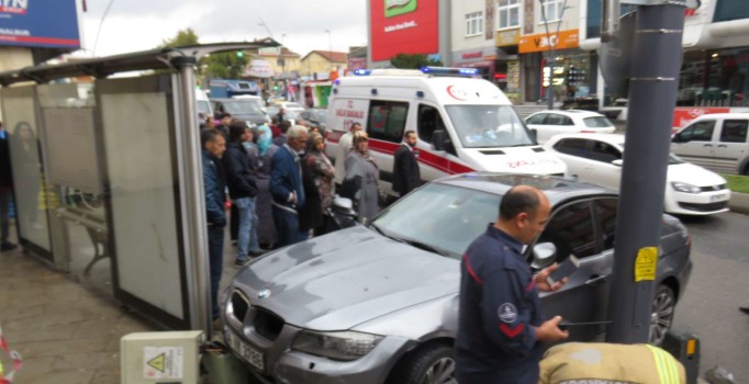 Otomobil durağa daldı: 2 kişi yaralı