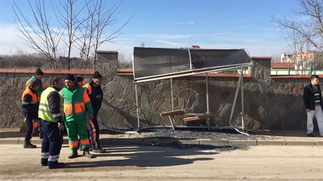 Otomobil durakta bekleyenlere çarptı: 1 ölü, 5 yaralı