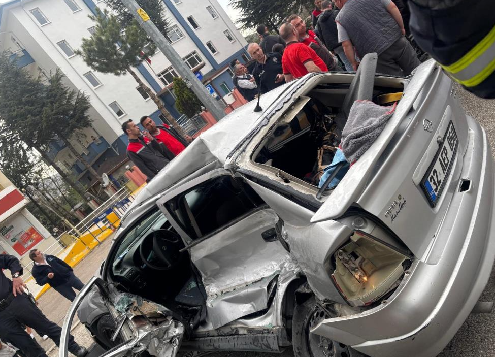 Otomobil, durakta yolcu alan otobüse arkadan çarptı: 1 ölü, 3 yaralı