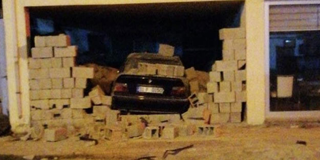 Otomobil duvardan içeri girdi