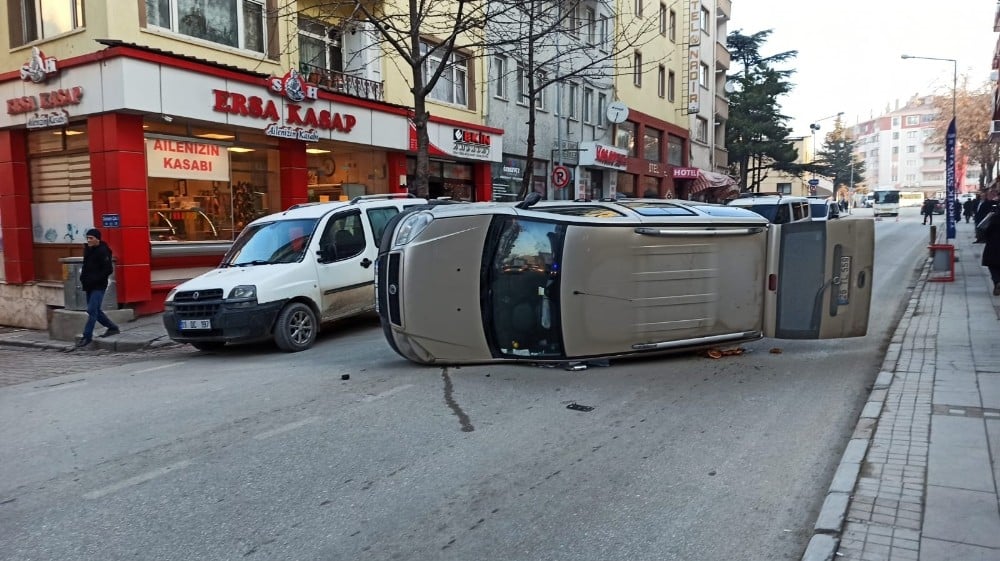 Otomobil düz yolda takla attı: 2 yaralı 