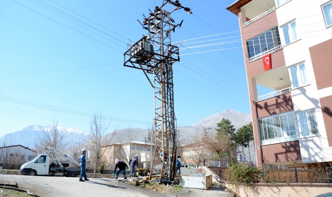 Otomobil elektrik direğine çarptı: 1 yaralı