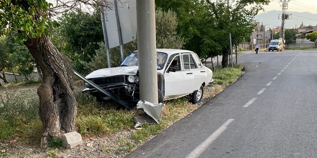 Otomobil elektrik direğine çarptı: 2 yaralı