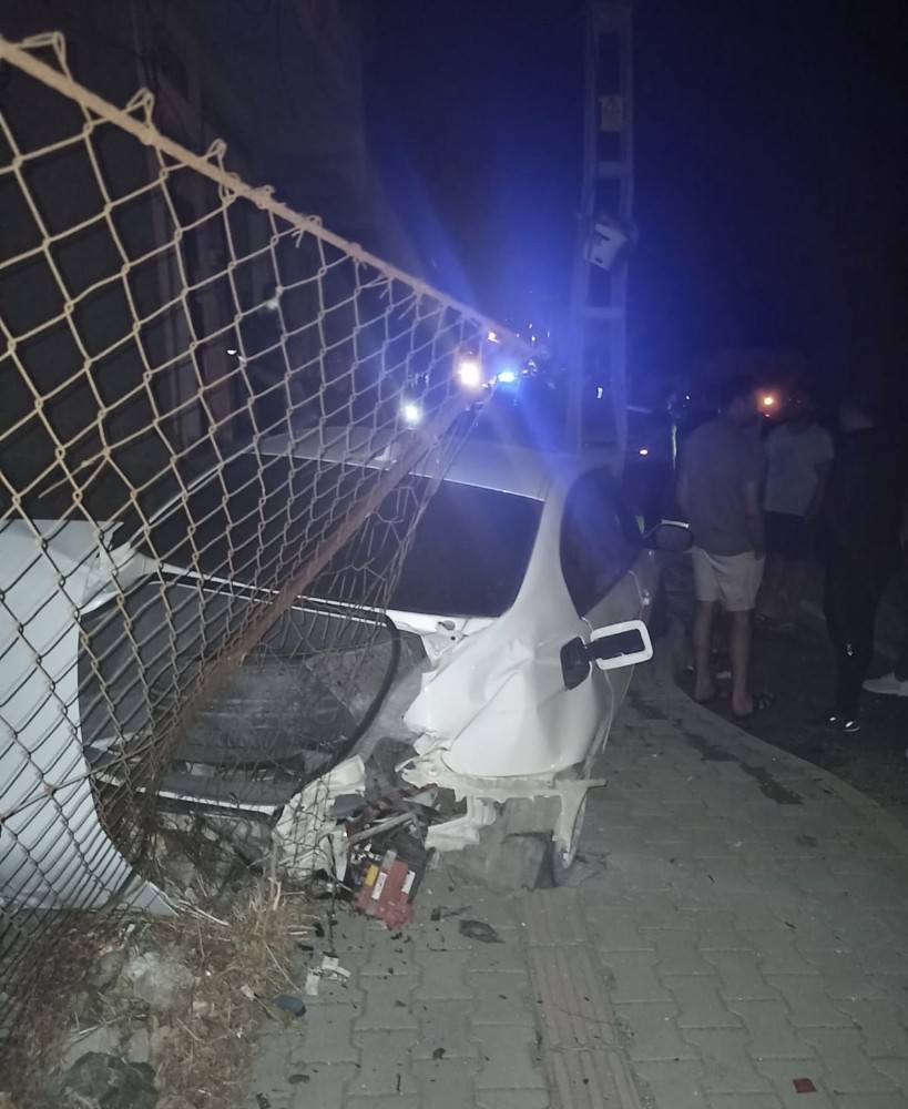 Otomobil elektrik direğine çarptı: 3 yaralı 