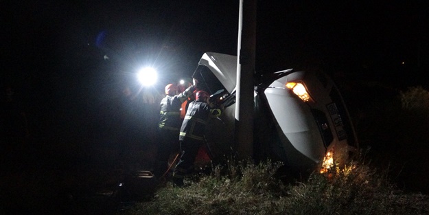 Otomobil elektrik direğine çarptı: 6 yaralı