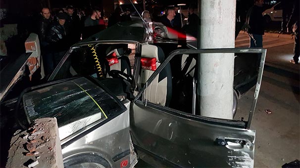 Otomobil elektrik direğine çarptı: 7 yaralı