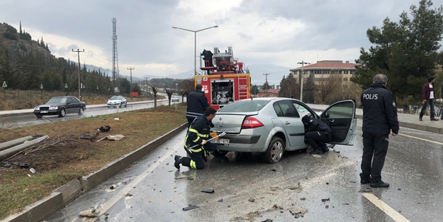 Otomobil elektrik direğine çarptı: Yaralılar var